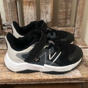 New Balance Rave Run v2 Bungee Lace with Top Strap Black Kids Size 9